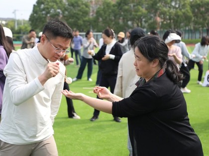 三尺講堂映丹心，一片綠茵賽熱血 ——万事平台教職工趣味運動會成功舉行